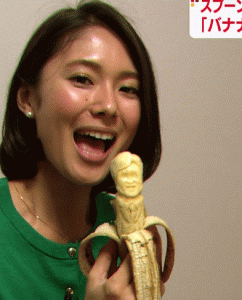 小林由未子のバナナを食べるGIF動画